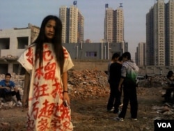 2013年9月23号无家可归的李焕君因为穿了这件申冤的衣服而被拘留7天