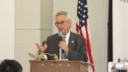 រូបឯកសារ៖ លោក​ Alan Lowenthal​ កំពុង​ថ្លែង​សុន្ទរកថា​នៅ​ក្នុង​កិច្ចពិភាក្សា​អំពី​ស្ថាន​ភាព​នយោបាយ​ប្រទេស​កម្ពុជា​ និង​ តួនាទី​របស់​សហរដ្ឋ​អាមេរិក​ នៅ​ទីក្រុង​ Annandale​ រដ្ឋ​វឺជីនៀ នៅ​ថ្ងៃ​ទី​ ៣​ ខែ​ធ្នូ​ ឆ្នាំ​ ២០១៧​។ (វីអូអេ)