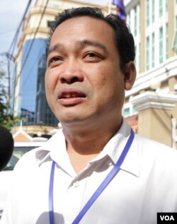 លោក​ សំ សុគង់ ​មេធាវី​តំណាងលោកស្រី​ ថាក់ ឡានី​តំណាងរាស្រ្ត​គណបក្ស​សង្រ្គោះជាតិ​ថ្លែង​ទៅកាន់​អ្នកសារព័ត៌មាន​នៅ​មុខ​សាលាតំបូង​រាជធានី​ភ្នំពេញក្រោយ​នៅ​ថ្ងៃ​ពុធ ទី​១៧ ខែ​សីហា ឆ្នាំ​២០១៦។ ​(ឡេង ឡែន/VOA)