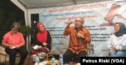 Diskusi mengkritisi RUU KUHP dan RUU P-KS mendorong negara memberi kepastian hukum yang berpihak pada masyarakat terutama kelompok rentan (Foto:VOA/Petrus Riski).