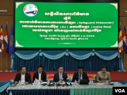 កាលពីថ្ងៃ​ទី​១៨ ខែ​មករា ឆ្នាំ​២០១៩ ក្រុម​មន្ត្រី​ក្រសួង​ពាណិជ្ជកម្ម​បួន​រូប​ ធ្វើ​សន្និសីទ​ព័ត៌មាន​នៅ​ទីក្រុង​ភ្នំពេញ​ស្តីពី​ការ​ដាក់​ពន្ធគយ​របស់​សហភាព​អឺរ៉ុប​មក​លើ​ការនាំចូល​អង្ករ​កម្ពុជា។ (ហ៊ុល រស្មី/VOA)