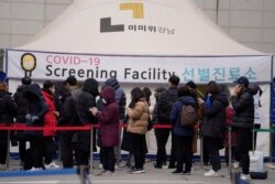 Antrean warga untuk tes COVID-19 di Seoul, Korea Selatan, 9 Desember 2021. (AP)