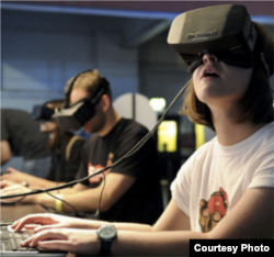 Siswa menggunakan realitas virtual (VR) untuk pendidikan imersif. VR membawa penggunanya ke dunia simulasi. (Courtesy Dell.com)