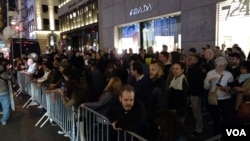 Protesters gather outside Trump Tower, April 19, 2016. (T. Trinh/VOA)