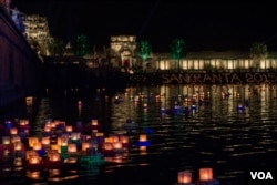 គោមដែល​ត្រូវ​បាន​គេ​បណ្តែត​នៅ​ក្បែរ​ប្រាសាទ​អង្គរវត្ត ក្នុង​រាត្រី​នៃ​ពិធី​បុណ្យ​ចូលឆ្នាំ​ខ្មែរ​ឆ្នាំមមែ។