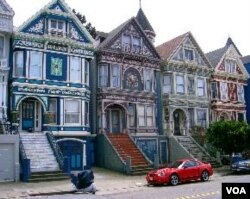 Rumah-rumah unik bergaya zaman Victoria di kawasan Haight-Ashbury, yang menjadi ciri khas kota San Fransisco.