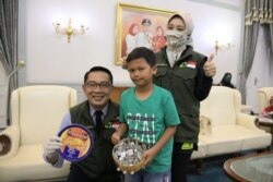 Gubernur Jabar Ridwan Kamil dan Atalia Praratya berfoto bersama Azrilia di Gedung Pakuan, Kota Bandung, Jumat (17/4/20). (Foto: Courtesy/Humas Jabar)