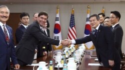 AQSh Mudofaa vaziri Mark Esper (chapda) va Janubiy Koreya Mudofaa vaziri Chjon Kyon Du. Seul, 9-avgust, 2019.