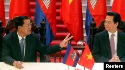 លោក​នាយករដ្ឋមន្ត្រី ហ៊ុន សែន និង​នាយករដ្ឋមន្ត្រី​វៀតណាម​ លោក​ង្វៀន តាន់​ យុង (Nguyen Tan Dung) នៅ​ទី​ក្រុង​ហាណូយ​កាល​ពី​ថ្ងៃ​ទី​២៦ ធ្នូ ២០១៣។