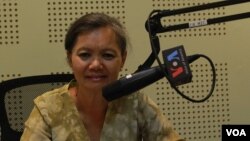 រូបឯកសារ៖ លោកស្រី មូ សុខហួរ តំណាងរាស្ត្រ​គណបក្ស​សង្គ្រោះជាតិ នៅក្នុង​បន្ទប់​ផ្សាយ​របស់​ VOA នៅរាជធានីភ្នំពេញ។