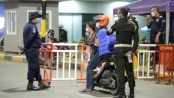 រូបឯកសារ៖ អាជ្ញាធររឹតបន្តឹងការធ្វើដំណើរ ក្នុងអំឡុងពេលដាក់បំរាមគោចរ ដើម្បីទប់ស្កាត់ការរីករាលដាល នៃជំងឺកូវីដ១៩ រាជធានីភ្នំពេញថ្ងៃទី១៥ ខែមេសា ឆ្នាំ២០២១។ (ហ៊ាន សុជាតា/វីអូអេ)