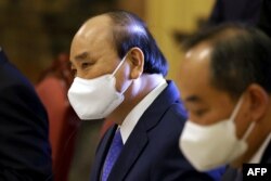 រូប​ឯកសារ៖ អតីត​ប្រធានាធិបតី​វៀតណាម​លោក Nguyen Xuan Phuc ចូល​រួម​នៅ​ក្នុង​កិច្ចប្រជុំ​ទ្វេភាគី​ជាមួយ​អនុប្រធានាធិបតី​អាមេរិក​លោកស្រី Kamala Harris (មិនបង្ហាញ​ក្នុង​រូបថត) នៅ​រដ្ឋធានី​ហាណូយ កាល​ពី​ថ្ងៃ​ទី​២៥ ខែ​សីហា ឆ្នាំ​២០២១។