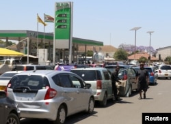 Motorists wait to buy petrol in Harare, Zimbabwe, Oct. 8, 2018.