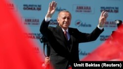Presiden Turki Recep Tayyip Erdogan berbicara dalam acara kampanye di Ankara, Sabtu (23/3).