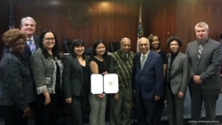 អ្នកស្រី ខេមរី ឃឿន សកម្មជន​សហគមន៍​ពលរដ្ឋ​ខ្មែរ​អាមេរិកាំង ត្រូវបាន​ទទួល​ស្គាល់​ដោយ​ក្រុម​អភិបាល​គ្រប់គ្រង​ធនធាន​ទឹក Metropolitan Water Reclamation of Greater Chicago សម្រាប់​កិច្ចការ​ក្នុង​សហគមន៍​ជួយ​ដល់​ជន​ភៀស​ខ្លួន​នៅ​តំបន់​ទីក្រុង Chicago។ (រូបថត​ផ្តល់ឲ្យ​ដោយ ខេមរី ឃឿន)