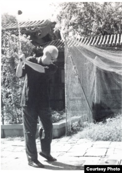 被剥夺了外出打球的权利后赵紫阳在家里打起了小高尔夫球（网络图片）