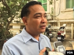 លោក សំ សុគង់ មេធាវី​ការពារ​ក្តី​ឲ្យ​លោក សម រង្ស៊ី និយាយ​ជាមួយ​អ្នកសារព័ត៌មាន​ក្រោយពី​ចេញពី​ស្តាប់​ការប្រកាស​សវនាការ​សាលាឧទ្ធរណ៍ នៅ​ថ្ងៃទី​៩ ខែកុម្ភៈ ឆ្នាំ២០១៧។ (កាន់ វិច្ឆិកា/VOA)