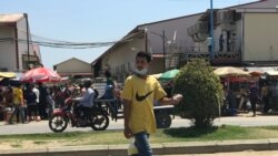 កម្មករឈរនៅមុខច្រកចូលធំរបស់រោងចក្រ Y & W Garment ក្នុងភូមិព្រែកជ្រៃ សង្កាត់ស្ពានថ្ម ខណ្ឌដង្កោ រាជធានីភ្នំពេញ ថ្ងៃទី៥ ខែមីនា ឆ្នាំ២០២១។ (ហ៊ុល រស្មី/វីអូអេ)