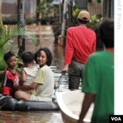Perubahan iklim perlu ditangani secara serius agar dampaknya bagi manusia dan lingkungan, seperti banjir, bisa dikurangi.