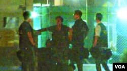 媒体拍下警察殴打抗议者视频截图 （苹果日报）