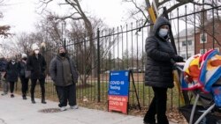 Orang-orang tampak mengantri untuk menunggu giliran tes COVID-19 di Washington, pada 21 Desember 2021. (Foto: AP/Jacquelyn Martin)