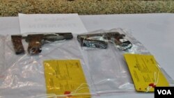 2 pucuk senjata genggam yang digunakan teroris yang melakukan aksinya di jalan Thamrin, Jakarta. (VOA/Andylala)