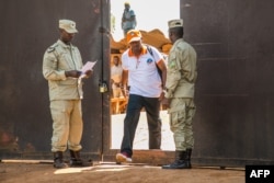 Musisi Rwanda Kizito Mihigo (C) meninggalkan penjara Nyarugenge di pinggiran Kigali, setelah dibebaskan pada 15 September 2018.