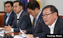 집권 더불어민주당의 김태년(오른쪽) 정책위의장이 25일 국회에서 열린 원내 대책회의에서 증세의 정당성을 주장하고 있다. 김 의장은 "초우량 대기업이 법인세를 적정수준에서 더 부담하면, 국민의 더 많은 사랑과 지지를 받는 토대가 될 것"이라고 말했다. 김 의장 왼쪽은 우원식 원내대표.