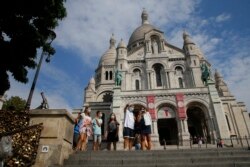 Turis berjalan-jalan di Basilika Sacre Coeur, distrik Montmartre, Paris, Perancis, Senin, 10 Agustus 2020.
