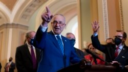 Pemimpin fraksi mayoritas Senat AS, Chuck Schumer, berbicara kepada awak media di gedung Capitol, Washington, pada 16 November 2021. (Foto: AP/J. Scott Applewhite)