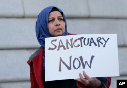 Moina Shaiq di sebuah aksi protes di luar balai kota di San Francisco, 25 Januari 2017 untuk memprotes kebijakan imigrasi Trump