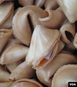 Kue keberuntungan (fortune cookies) berupa wafer berwana coklat keemasan dan berisi secarik kertas berisi pesan-pesan keberuntungan.