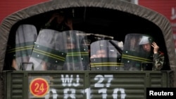 资料照：新疆乌鲁木齐市中心卡车内的武警士兵。(2009年7月6日)