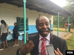 Denford Mutashu, the president of the Confederation of Zimbabwe Retailers says he is concerned by his organisation members charging a premium price for to consumers using plastic money, Gokwe, Zimbabwe, Jan. 31, 2017. (S. Mhofu/VOA)