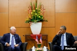 លោក Najib Razak នាយរដ្ឋមន្ត្រី​ម៉ាឡេស៊ី (ឆ្វេង) ពិភាក្សា​ជាមួយ​លោក​ប្រធានាធិបតី បារ៉ាក់ អូបាម៉ា កាល​ពី​ថ្ងៃទី​២០ ខែ​វិច្ឆិកា ឆ្នាំ​២០១៥ នៅ​ក្រោយ​កិច្ច​ប្រជុំ​ទ្វេភាគី​រវាង​ប្រទេស​ទាំង​ពីរ​ និង​នៅ​មុន​ការ​ចាប់ផ្តើម​នៃ​កិច្ច​ប្រជុំ​កំពូល​អាស៊ាននៅ​ទី​ក្រុង​គូឡាឡាំពួ។