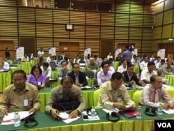 អ្នកចូលរួម​នៅ​ក្នុងកិច្ច​សន្ទ​នា​ជាន់​ខ្ពស់​ស្តី​ពី​សិទ្ធិ​ទទួល​បាន​ព័ត៌មាន​ ដែលបាន​ធ្វើ​ឡើង​នៅ​ក្នុង​មជ្ឈមណ្ឌល​សហប្រតិបត្តិ​ការ​កម្ពុជា​ជប៉ុន​ ថ្ងៃទី​០៨​ ខែ​ធ្នូ​ ឆ្នាំ​២០១៥។(ហ៊ុល រស្មី/VOA)