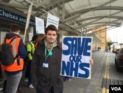 Dr. Eoin Dineen, on strike Tuesday outside a hospital in London. (L. Ramirez/VOA)