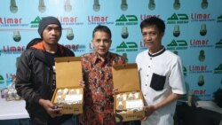 Kiri ke kanan: Alumni Darul Hidayah Asep Saepul, Ketua Yayasan Darul Hidayah Asep Hermawan, dan Alumni Darul Hidayah Ridwan Hidayat menunjukkan lampu limar yang diproduksi di pesantren tersebut ketika dikunjungi Februari lalu. (VOA/Rio Tuasikal)