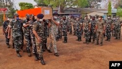 عکس: آرشیف - نیروهای امنیتی هند تابوت یک منسوب امنیتی را حمل می‌کنند که در جریان درگیری با شورشیان ماویست کشته شده بود