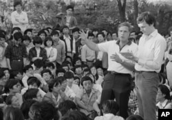 历史照片：美国驻华大使温斯顿·洛德在北京大学的了露天讲座中对300多名中国学生讲话，回答的问题从如何获得美国签证到如何评估毛泽东。(1988年6月1日)