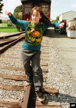 Mara Wilson di sela-sela syuting film "Thomas and the Magic Railroad" di Strasburg, Pennsylvania, September 1999.