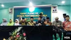 Dewan Pertimbangan Majelis Ulama Indonesia (MUI) di kantornya, Rabu (24/4) meminta penyelenggara pemilihan umum, termasuk KPU, serta aparat keamanan untuk bertindak jujur dan adil ketika menghitung dan merekapitulasi suara. (VOA/Fathiyah)