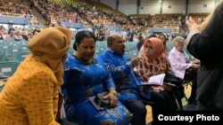 Gubernur Papua Lukas Enembe bersama istri (baju biru) saat menghadiri acara wisuda di Universitas Corban, Oregon, Amerika.