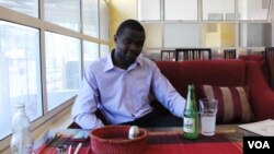 Sheldon Moses, 25 tahun, tidak terdeteksi menderita gangguan kejiwaan (bipolar) sampai setelah menyelesaikan SMA.