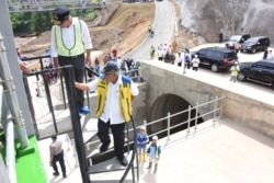 Menteri PUPR Basuki Hadimuljono sdan Gubernur Jawa Barat Ridwan Kamil meninjau Terowongan Nanjung di Kabupaten Bandung, Senin (13/1/20), dan menyatakan proyek tersebut efektif mengurangi muka air di kawasan Bandung selatan.