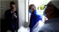 Pemeriksaan suhu tubuh sebelum masuk masjid komunitas Indonesia, IMAAM Center, Maryland.