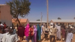 mutane a harabar makarantar da aka sace dalibai