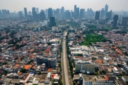 Jalan menuju pusat kota Jakarta yang biasanya dipenuhi lalu lintas terlihat sepi, 16 Juli 2021, saat diberlakukannya PPKM untuk membatasi penyebaran COVID-19.