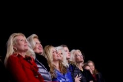 Para pendukung Presiden AS Donald Trump menghadiri kampanye Trump di Bandara Hickory, di Hickory, North Carolina, Minggu 1 November 2020. (Foto: Reuters)