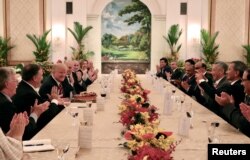 6·12 미북상회담을 하루 앞둔 11일 도널드 트럼프 미국 대통령이 싱가포르 이스타나궁에서 열린 리셴룽 싱가포르 총리와의 정상회담에서 싱가포르 측이 트럼프 대통령의 생일을 맞아(6월 14일) 준비한 케이크의 촛불을 끄고 있다.